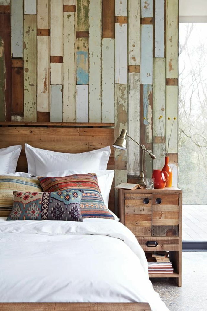 pannello a parete-da-comodo-letto in legno--con-bianco-biancheria da letto