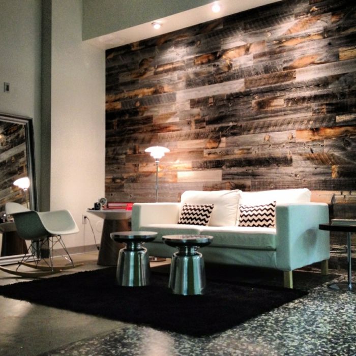 pannello a parete-da-legno-bianco-divano-e-moderna-illuminazione