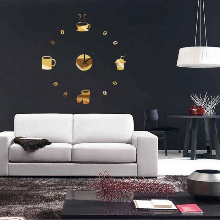 wall-clock-xxl-goud koffiekop en wit-bank-zwart-wall-black-stoel-black-table-indirect licht