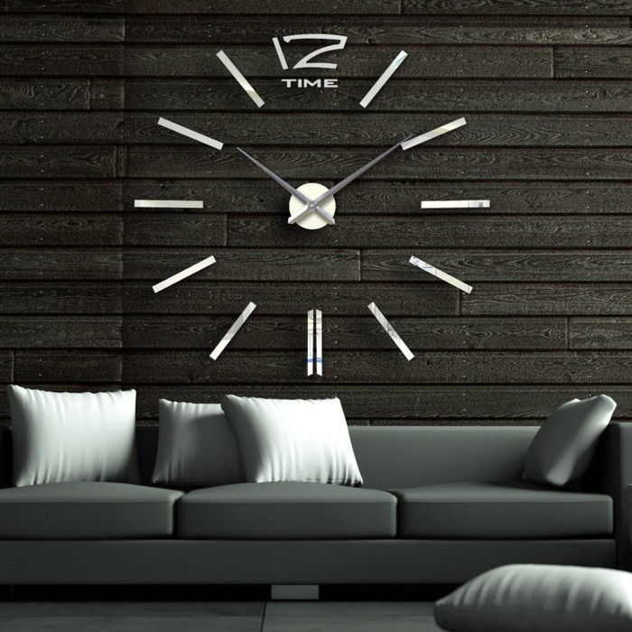 sienos laikrodis-XXL-metalo ratukas medienos sienos sienos plytelės Tamsiai pilka-sofos ir baltos pagalvės