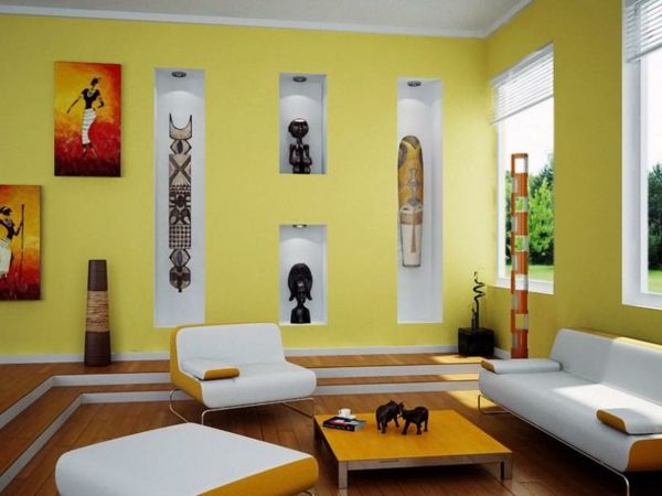 warm-farebné steny čerstvé žltej farby, drevený stôl