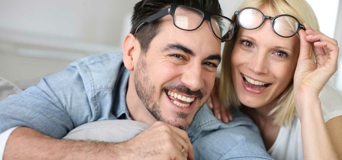 Både män och kvinnor är glada och glada eftersom de inte längre behöver glasögon
