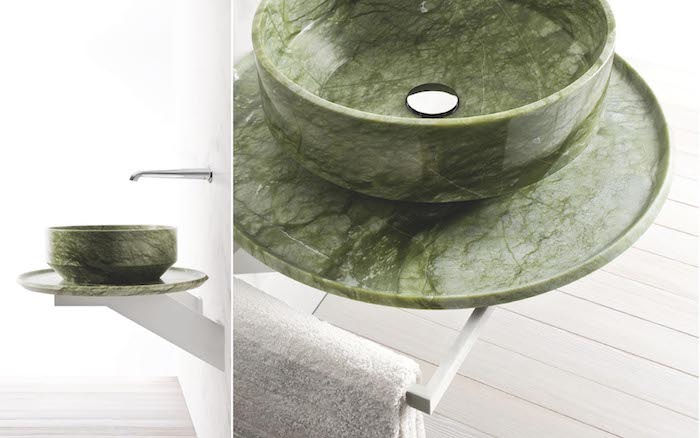 Rund badrumssäng i grön marmor, elegant och enkel design, badrum med trägolv