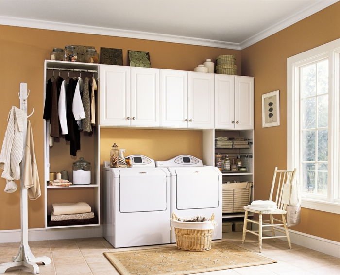 set-lavandaria-elegante-branco-armários-e-larga janela