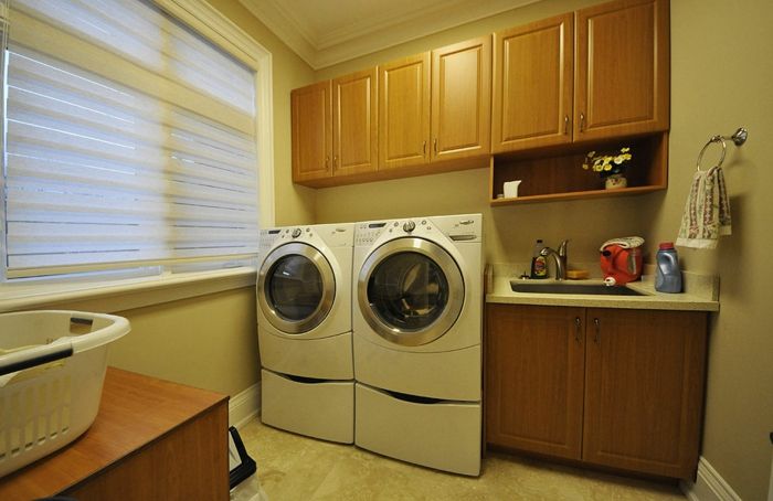 vaskeri-set-in skap-av-tre-vaskemaskiner-on-the