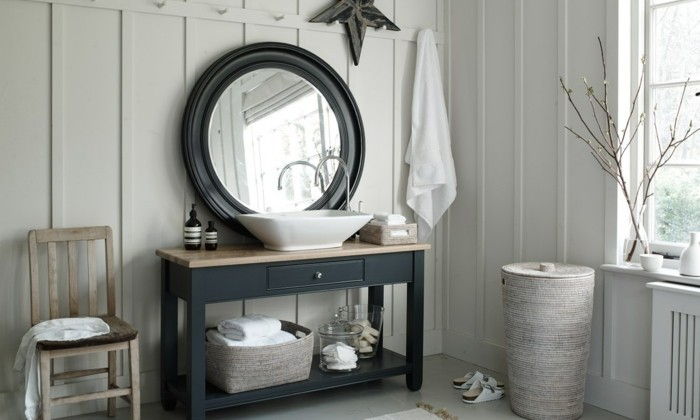 baseino medienos ištisus-veidrodis-mažas-gražūs-vonios kambarys