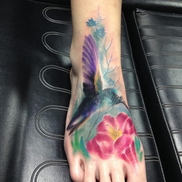 o colibă ​​în culori strălucitoare pe flori roz - alte ramuri - tatuaj cu acuarelă