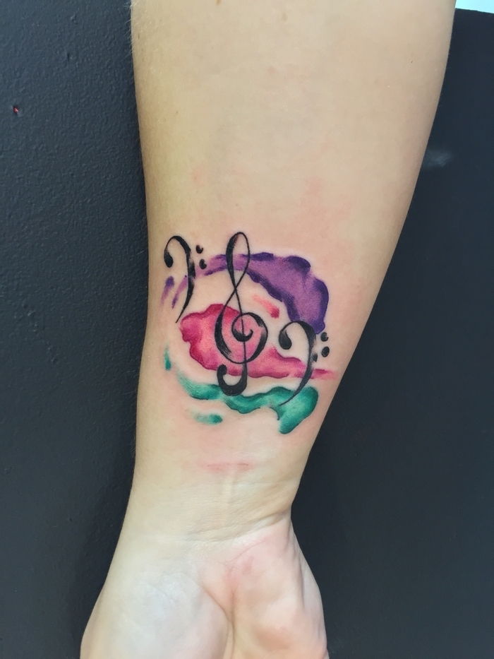 lila, rosa och grön vattenfärg tatueringar med G-nyckel för musiker
