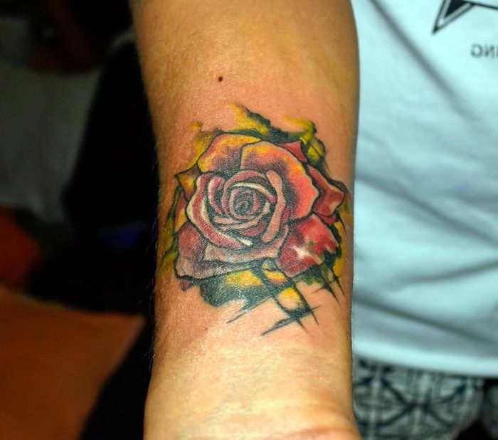 en rød rose med gule nyanser og grønne blader vannfarge tatovering