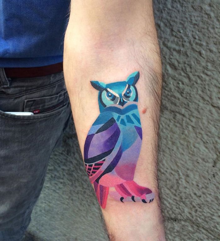 Tatuaj colorat de apă de culoare albastru, violet și roșu, ochi albaștri mari