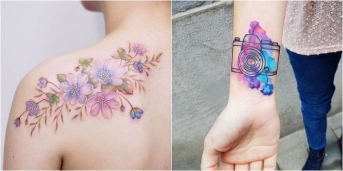 Två tatueringar i lila vattenfärgskameror och blommor Vattentattatuering