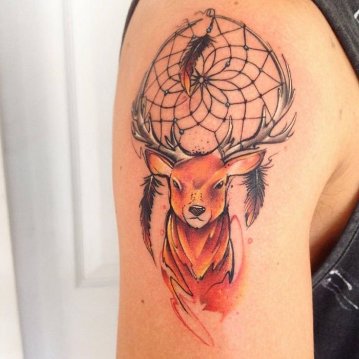 en hjort med hjort med drømfanger symbolsk tatovering - Vannfargetattoo