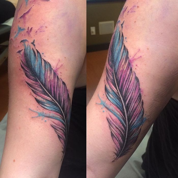 o pene în violet și albastru, cu păsări mici, două colțuri Tatuaj colorat cu apă