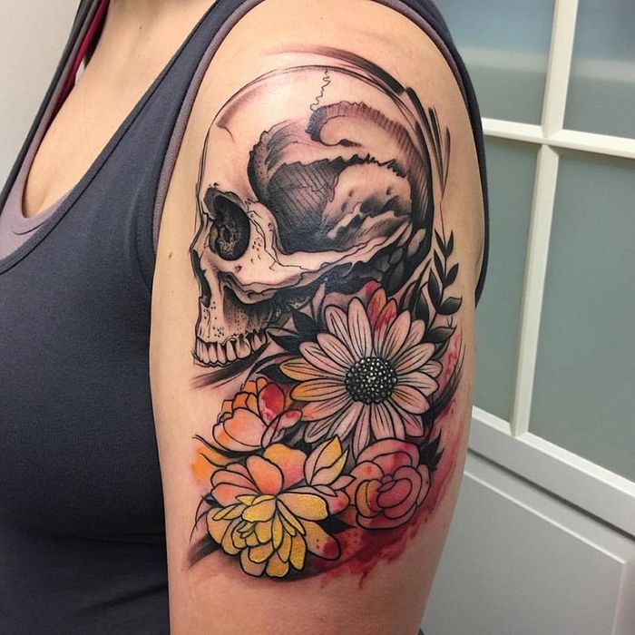 Tatuaj în stil gotic cu craniu și flori - Tatuaj colorat cu apă