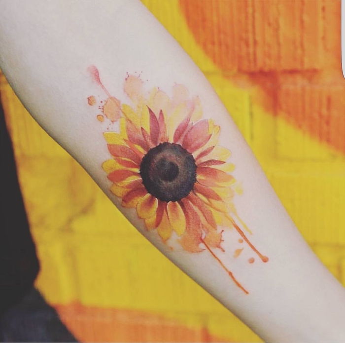 Tatuaj de floarea-soarelui pentru Joie de vivre pentru a arăta Tatuajul cu apă