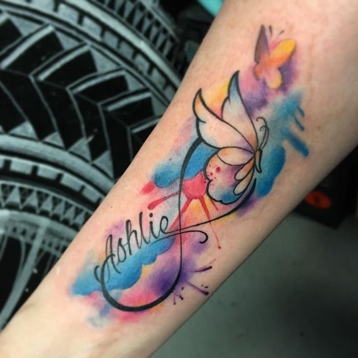 Tatuaj iubitor pentru cei dragi cu flori și fluturi - Tattoo de culoare a apei