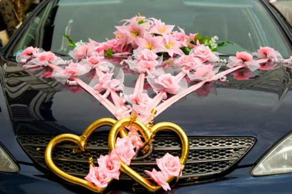 auto s množstvom šperkov na svadbu - dve srdcia a kvety