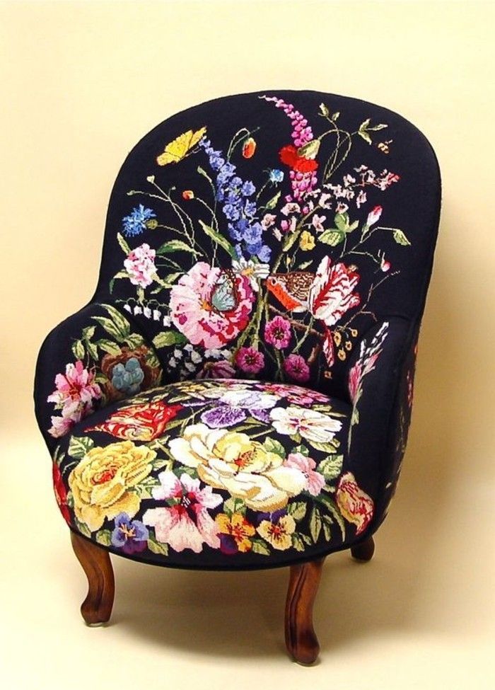 yumuşak rahat-siyah-sandalyeler dekore-çiçekler