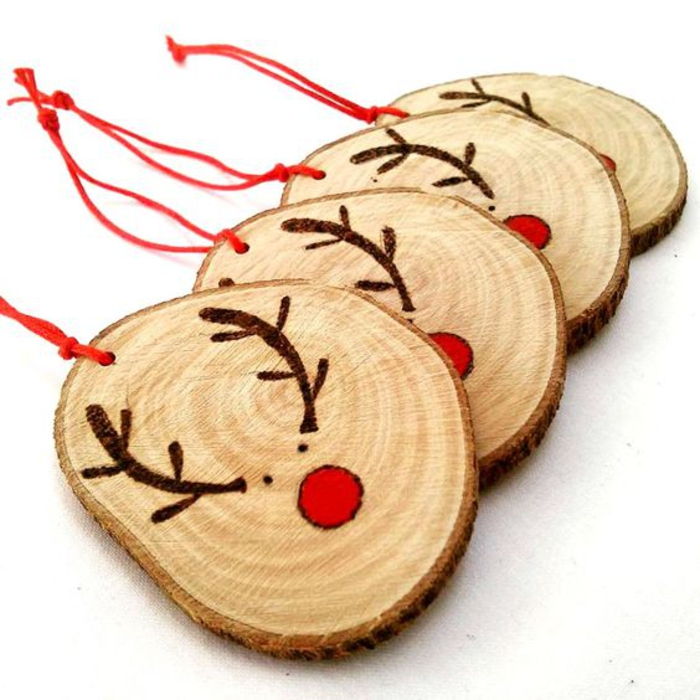Rudolph wykonany z samego drewna, świetne pomysły na świąteczne dekoracje, dzieci przynoszą zabawę