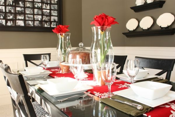 Crăciun decor de masă cu trandafiri florale în ochelari