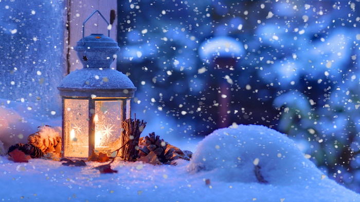en lantern og små kjegler og snøfnugg - romantiske vinterbilder