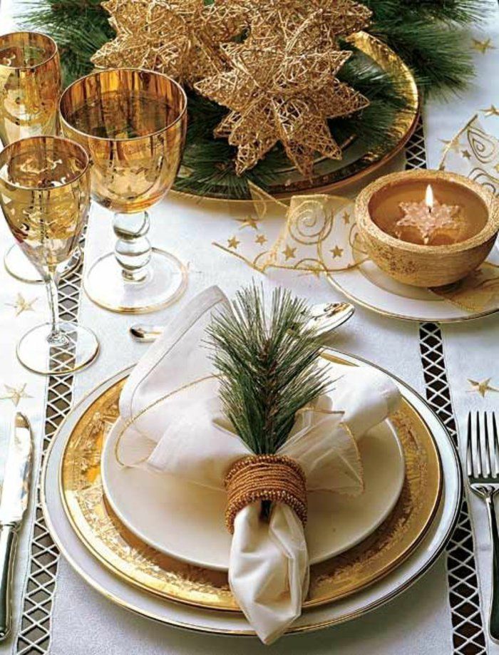 Kalėdų stalo papuošimas ir aukso elementų alksnio šakas ir elegantiškas stilius