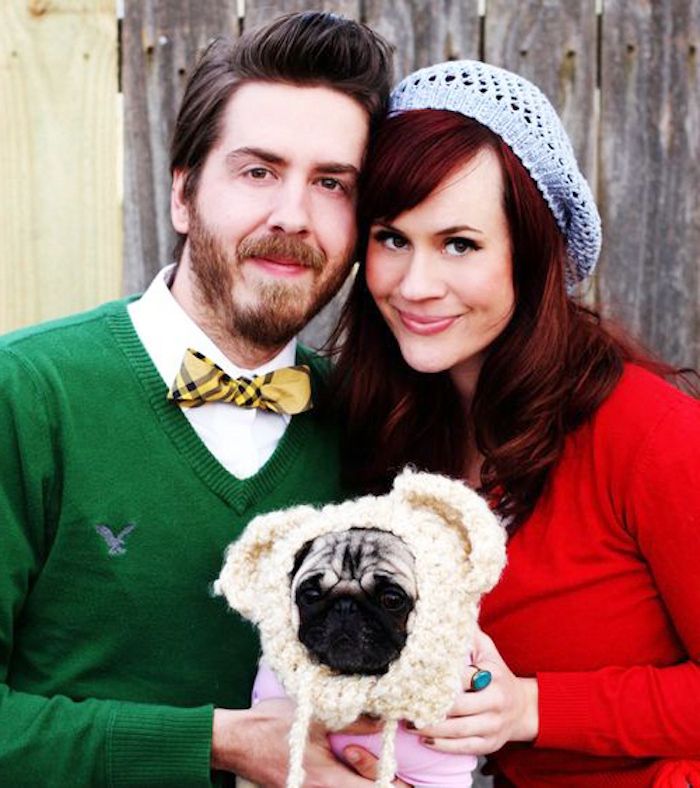 en kvinna och en man som visar sin hund som en baby - julfoton