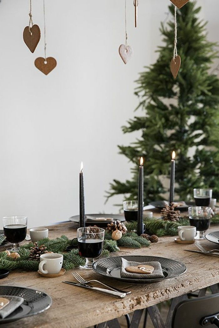 Jul-tischdeko-Holzerner-table-fir-svart-ljus-vin Glaser