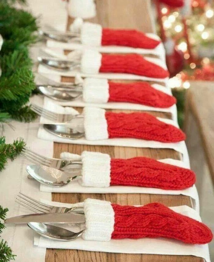 Jul-Tischdekoration-tischdeko-jul-röda stickade strumpor