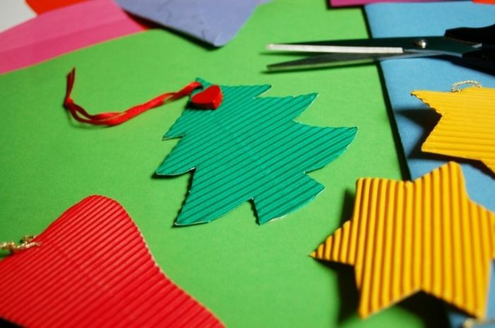 použite s-deti-farebné papierom vianočné drotár