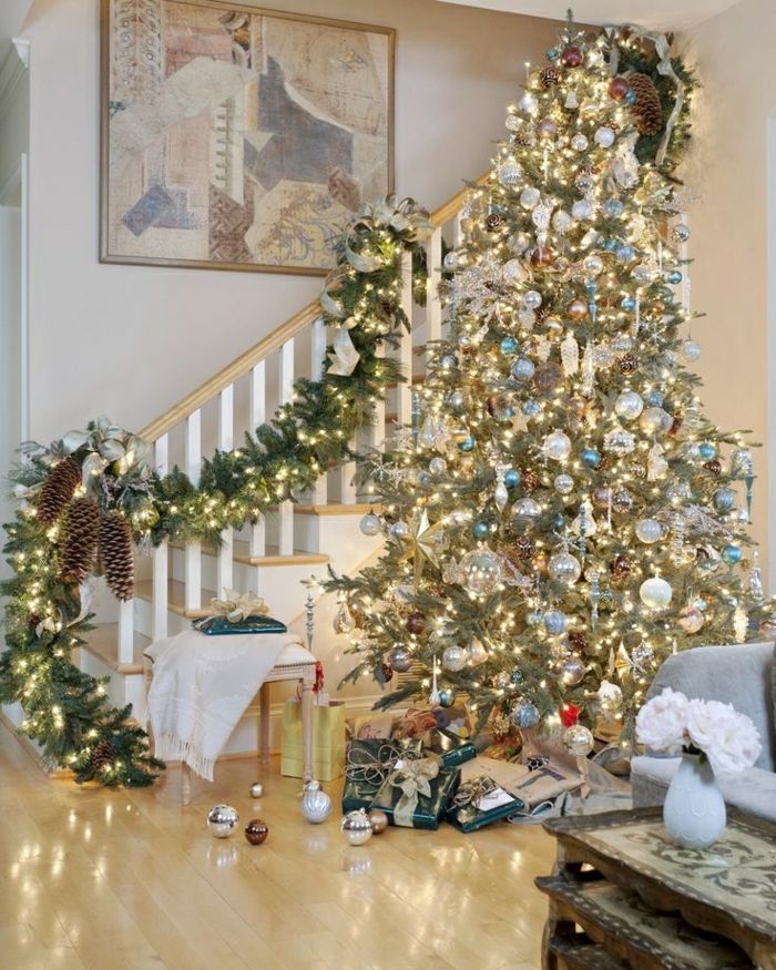 julgran-dekorera-in-vardagsrum-med-trappor