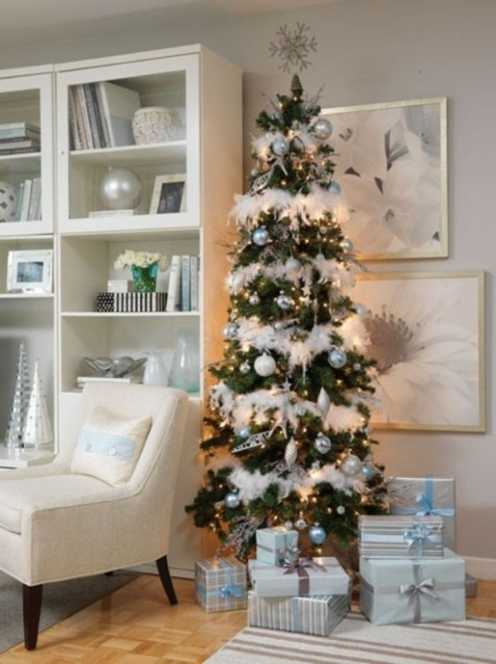 julgran-dekorera-vit-ljusblå