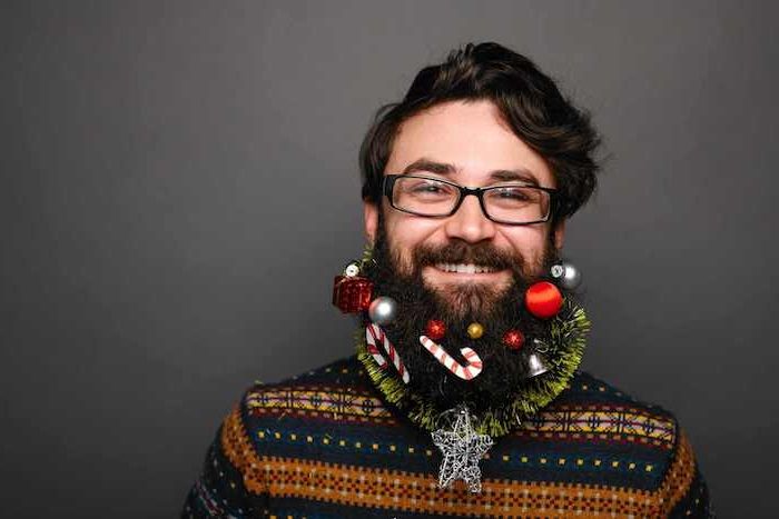 en gentleman som har dekorerat sitt skägg som julgran - julfoton