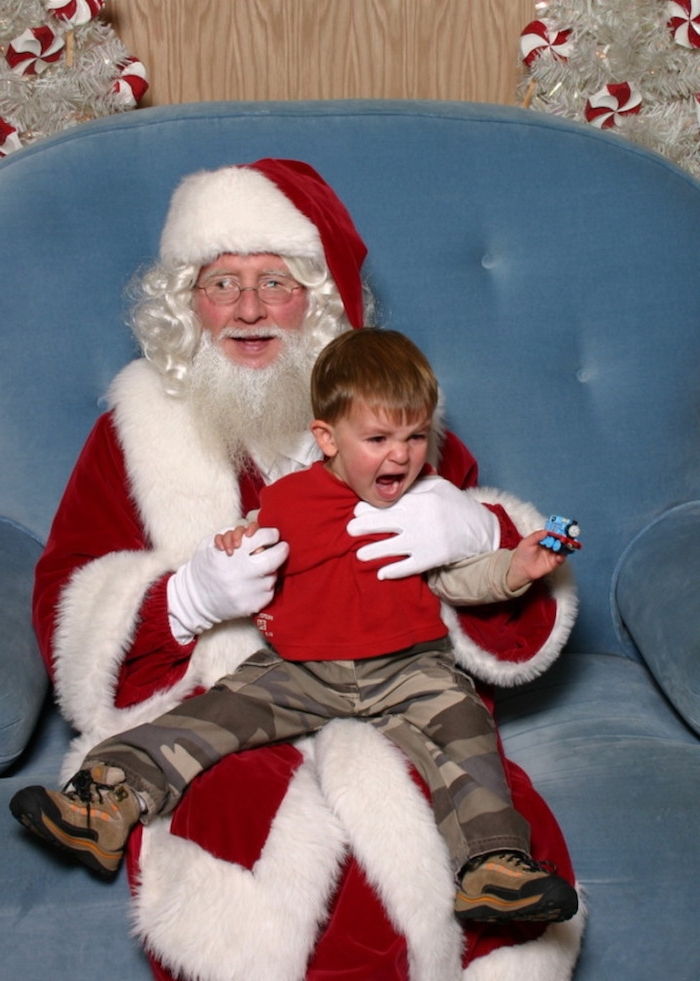 en liten pojke som inte gillar jultomten - julfoton