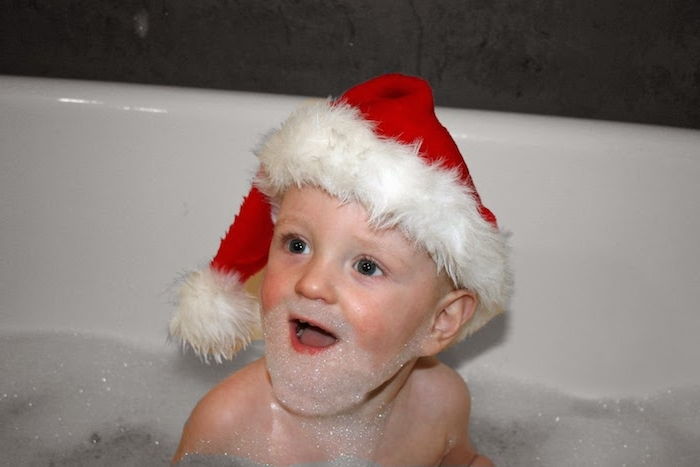 en liten jultomte med skägg av skum i badkaret - roliga julhälsningar