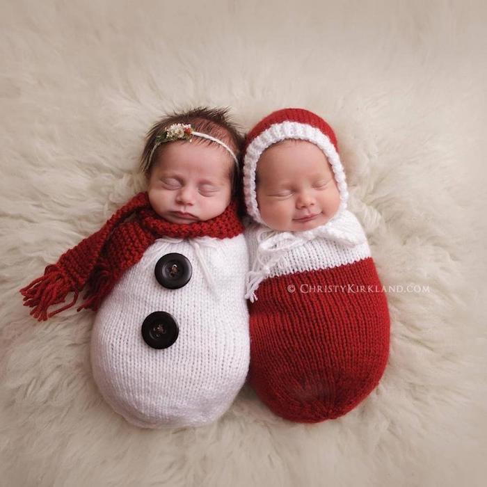 Două gemeni mici îmbrăcați în primii lor Crăciun - felicitări amuzante de Crăciun