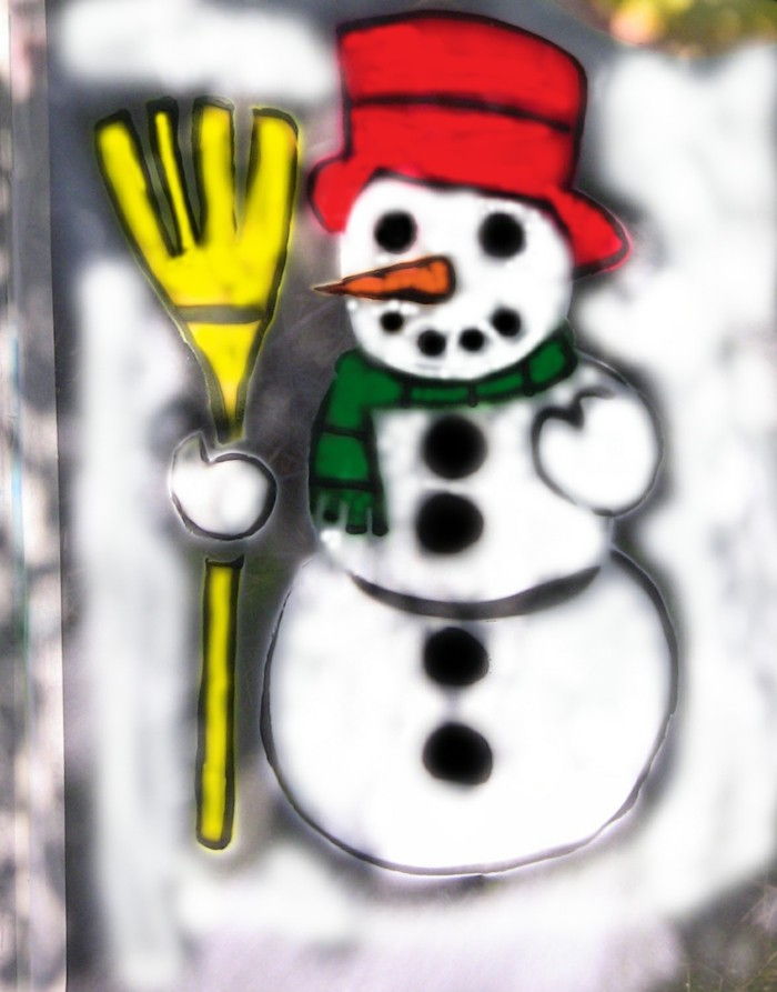 weihnachtsdeko-tinker-fönster-intressant-snögubbe-siffra-med-en-röd-hatt