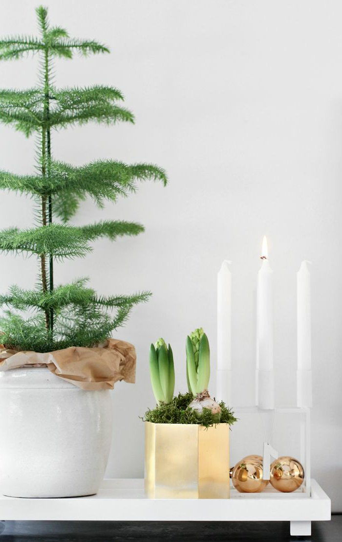 Vianočné dekorácie ozdobného jedľa-in-hrnce a zlaté gule a biele sviečky
