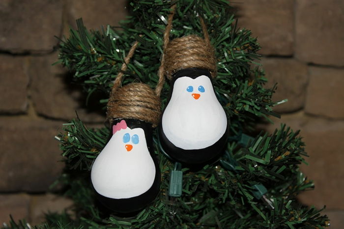 Vianočné dekorácie, vianočné gule tučniak z hrušiek, vianočný stromček