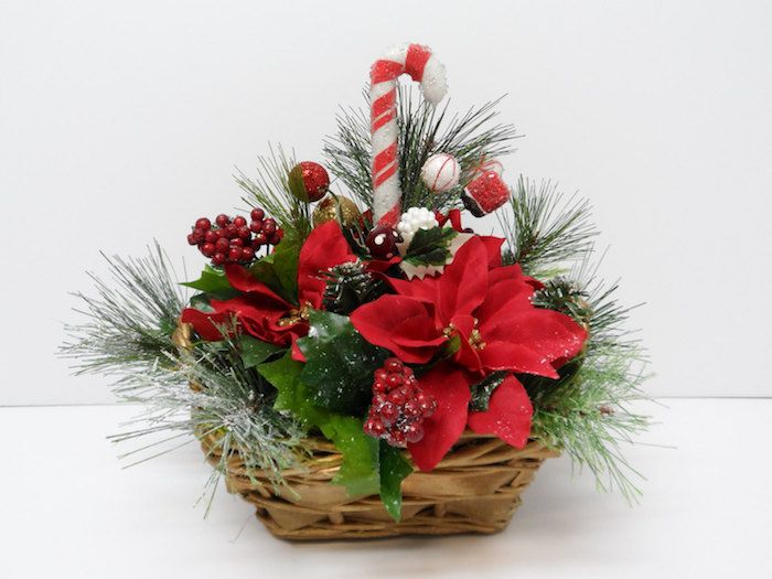 Naredite božične aranžmaje - božično košaro s poinsettii in slaščicami