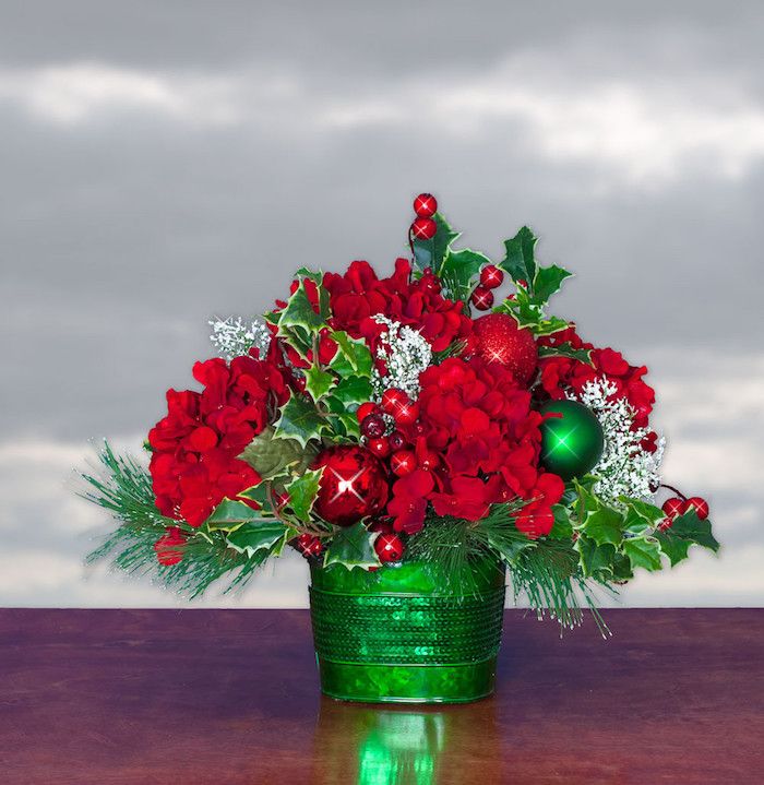Božična aranžma v Božičastih barvah - rdeča, zelena in bela, rože in božične kroglice