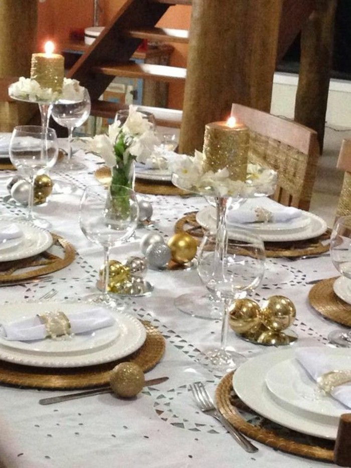 weihnachtsdeko-idėjos-auksiniai-žvakės-as-staltiesė-aukso rutuliai