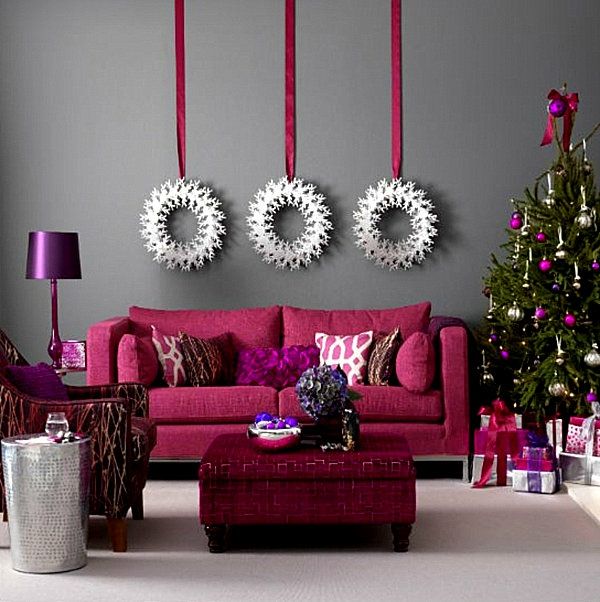 weihnachtsdeko-ideer-rosenrød sofa