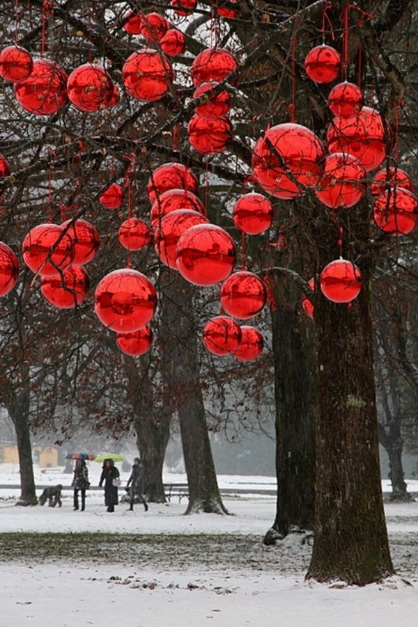 weihnachtsdeko-ideer-rød-hengende baller ut