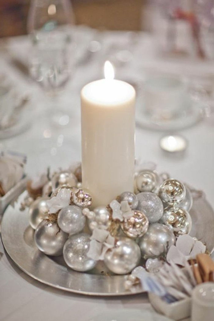 weihnachtsdeko-idėjos-sidabro-rutuliai-kaip-žvakė-sidabro-plokštelė-lentelėje