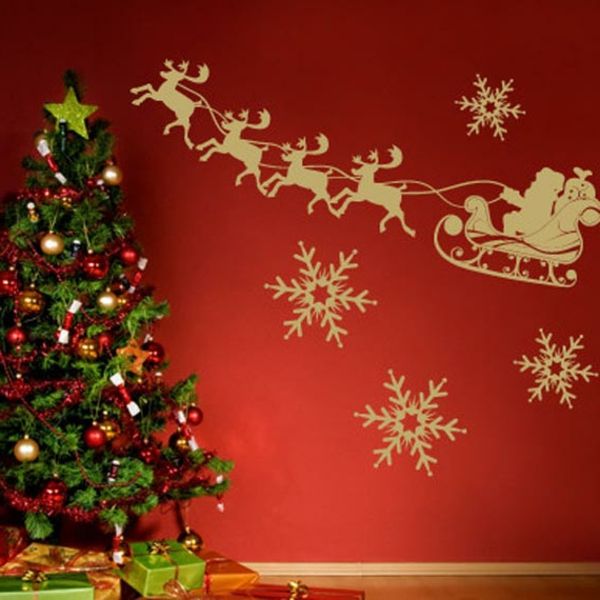Weihnachtsdeko-ideas-fir-and-red-wall