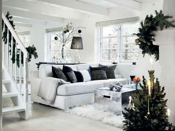 weihnachtsdeko-ideer-hvitt-sofa-med-svart-Throw