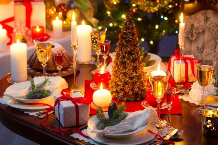 Božični okraski ideje-velika miza dekoracija vinskih kozarcev sveče