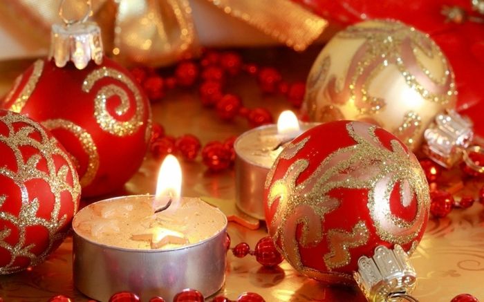 Božični okraski ideje-sveče-kroglice-rdeče-zlata