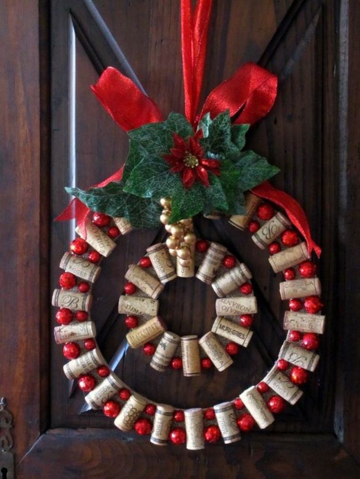 Kalėdų dekoravimas, Kalėdų vainikas, durų apdaila, raudonos Kalėdos kamuoliukai, lankas